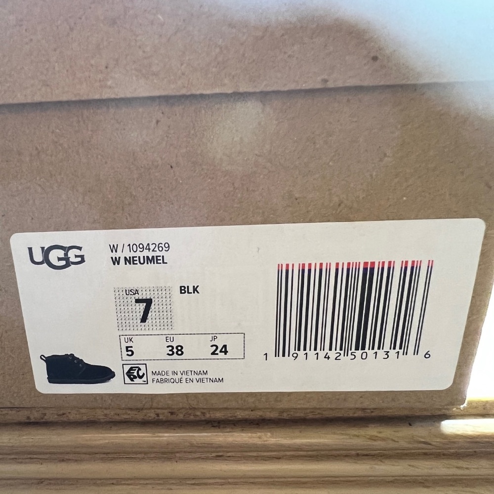 UGG Blk Neumel low cut boots size 7 women brand new in the box